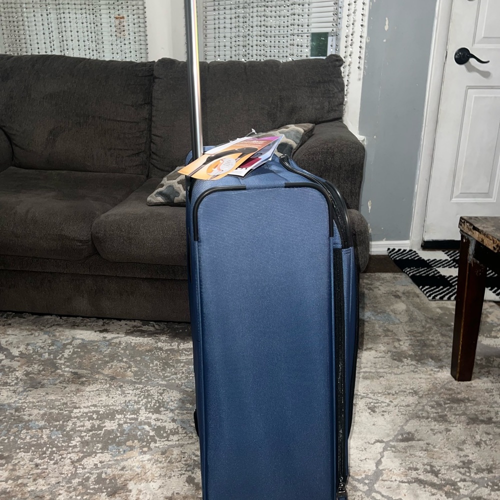 Travel Pro suitcase - Picture 2 of 5